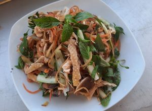 Hình của món Nộm gà xé hoa chuối.