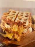 Grilled-Cheese-Sandwich aus dem Waffeleisen