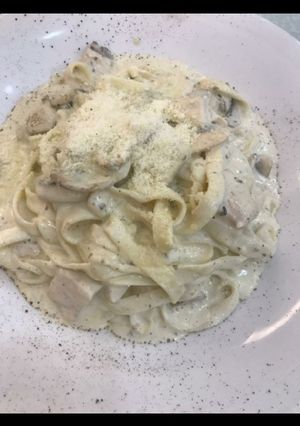 A picture of Chicken alfredo.