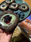 Cookies de cacao rellenas de chocolate blanco y salsa de arándanos🫐 🍪