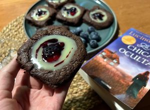 Una foto de Cookies de cacao rellenas de chocolate blanco y salsa de arándanos🫐 🍪