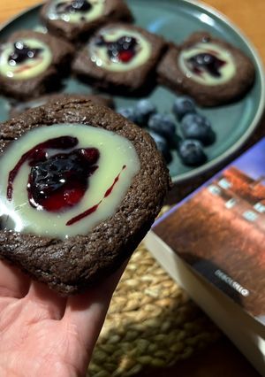 Una foto de Cookies de cacao rellenas de chocolate blanco y salsa de arándanos🫐 🍪