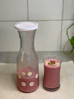 A picture of Strawberry and Guava Juice.