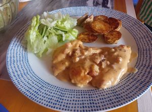 Una foto de Pollo cremoso con tocineta y ajo