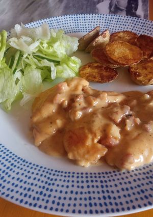 Una foto de Pollo cremoso con tocineta y ajo