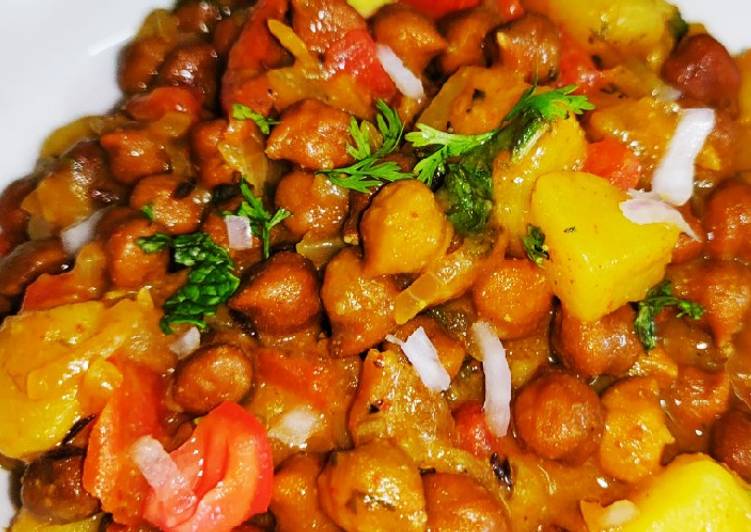 Recipe of Tasty Aalu Chana Chaat Street Style Chaat