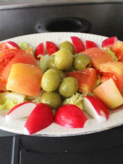 Una foto de Ensalada de tomate y rábanos