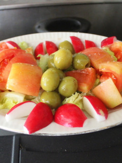 Una foto de Ensalada de tomate y rábanos