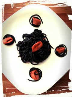 Una foto de Spaghettis negros con salsa de chipirones
