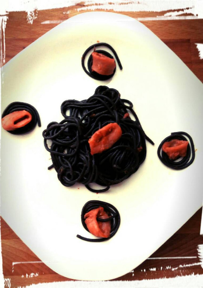 Una foto de Spaghettis negros con salsa de chipirones