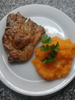Una foto de Chuletas de cerdo con puré mixto