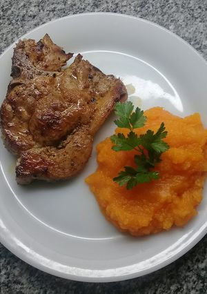 Una foto de Chuletas de cerdo con puré mixto