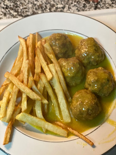 Una foto de Albóndigas con salsa de almendras