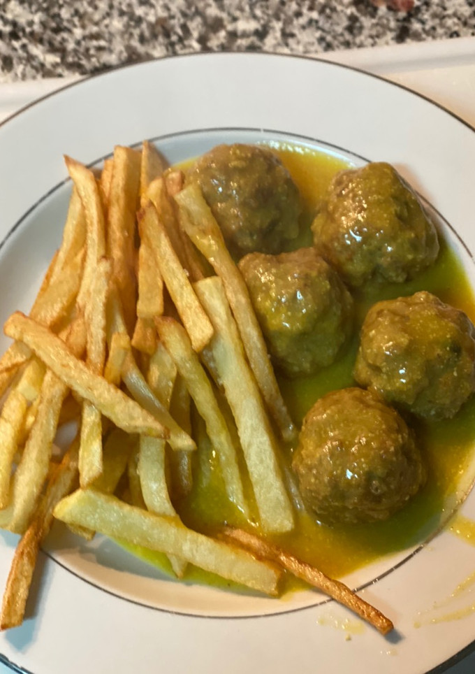 Una foto de Albóndigas con salsa de almendras