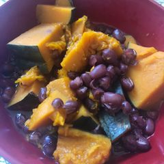 A picture of Azuki (red) beans and squash - vegan.