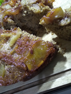 Una foto de Torta de manzana invertida con azúcar mascabo y nueces