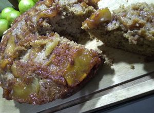Una foto de Torta de manzana invertida con azúcar mascabo y nueces