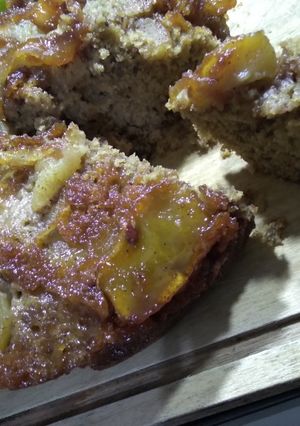 Una foto de Torta de manzana invertida con azúcar mascabo y nueces