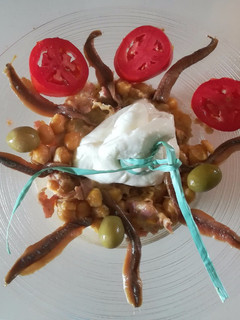 Una foto de Garbanzos con burrata