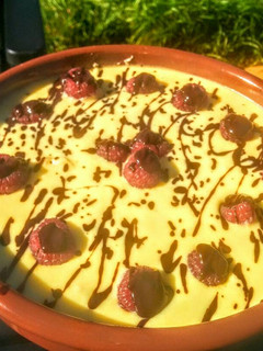 Una foto de Tarta de piña con frambuesas