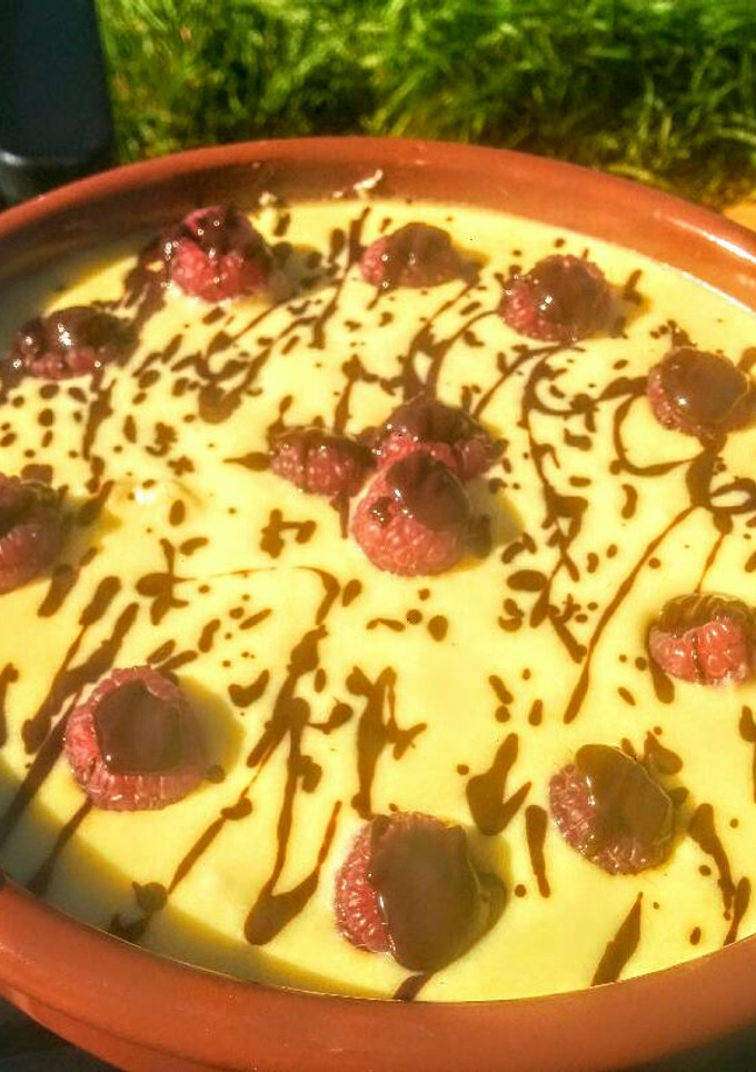 Una foto de Tarta de piña con frambuesas