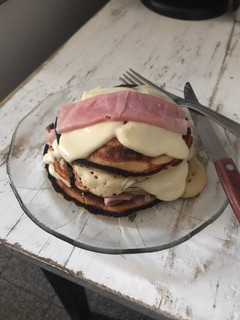 Una foto de Pancakes con jamón y queso