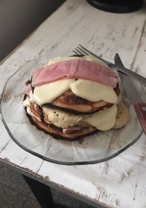 Una foto de Pancakes con jamón y queso
