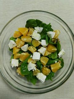Una foto de Ensalada de espinacas, naranja, nueces y queso de cabra