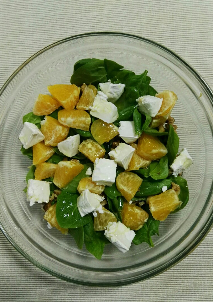 Una foto de Ensalada de espinacas, naranja, nueces y queso de cabra