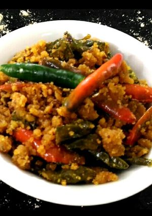A picture of Instant besan and green chilli pickle.