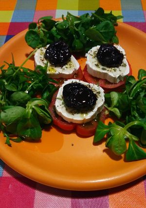Foto principal de Bocaditos de tomate con rulo de cabra y ciruelas secas