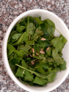 Una foto de Ensalada de rúcula y perejil