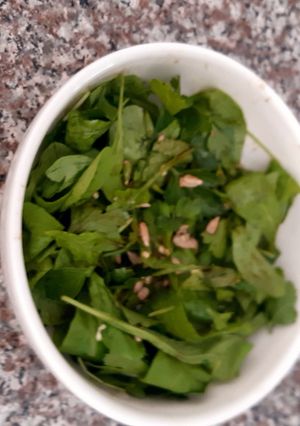 Una foto de Ensalada de rúcula y perejil