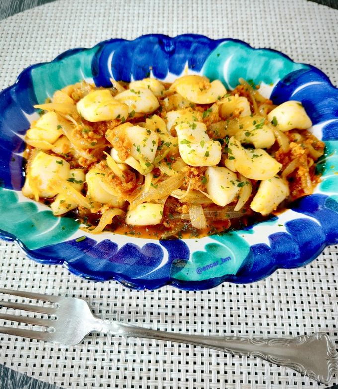 Foto principal de Calamares encebollados con sobrasada