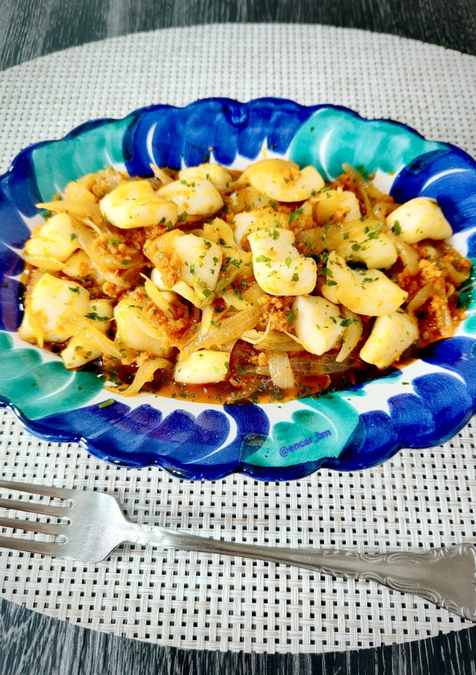 Una foto de Calamares encebollados con sobrasada