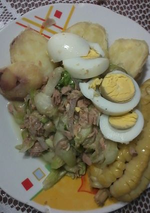 Una foto de Ensalada de atun con lechuga y cebolla