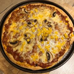 A picture of Tuna pizza.