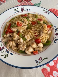 Una foto de Noodles con pollo y pimiento
