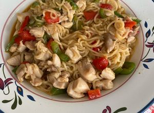 Foto principal de Noodles con pollo y pimiento