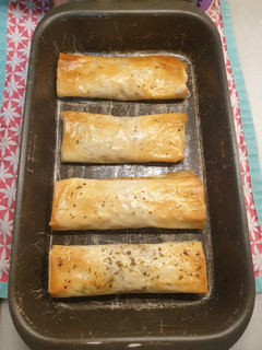 Una foto de Rollitos de bacon y pollo en masa filo