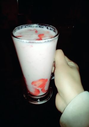 صورة لوصفة عصير الفراولة باللبن 🍓🥛🍷