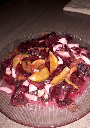 Una foto de Ensalada de Remolacha, pepino y huevo duro