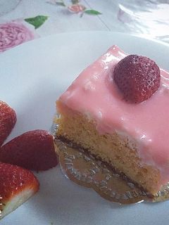 صورة لوصفة كيكه ذوق فراوله 🍓🍓 بكريمه طعمها يشبه ايسكريم فراوله 🍨🍨