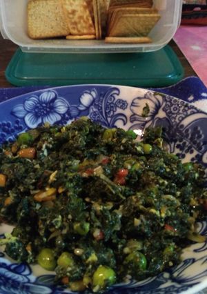 Una foto de Espinaca salteada con vegetales y huevo
