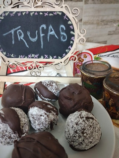 Una foto de Trufas de Chocolate y Coco