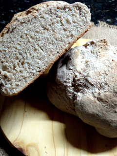 Una foto de Pan casero con 3 harinas (con levadura seca con masa madre)
