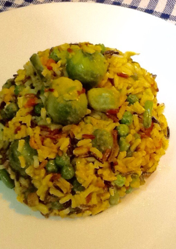 Una foto de Flan de arroz largo y salvaje con menestra al Ras El Hanout