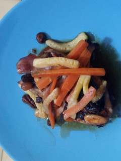 Una foto de Lomo de cerdo mechado con guarnición de verduras salteadas