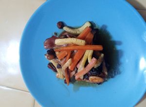 Una foto de Lomo de cerdo mechado con guarnición de verduras salteadas