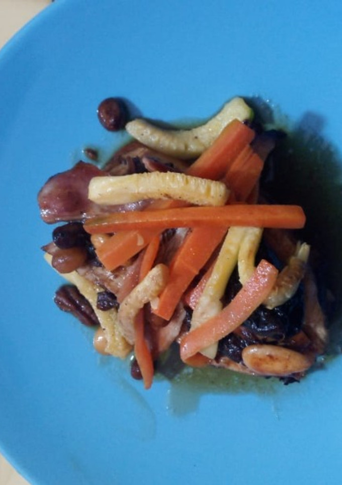 Una foto de Lomo de cerdo mechado con guarnición de verduras salteadas